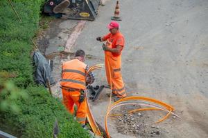 zorzone bergamo italia 23 de septiembre de 2020 trabajadores en el trabajo para enterrar los cables de la red ultrarrápida foto