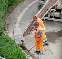 zorzone bergamo italia 23 de septiembre de 2020 trabajadores en el trabajo para enterrar los cables de la red ultrarrápida foto