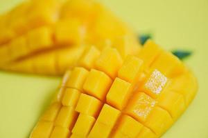 rebanada de mango concepto de fruta tropical de verano - primer plano de mangos maduros dulces cortados a la mitad foto