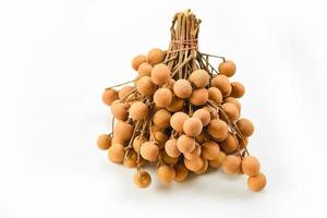 longan aislado sobre fondo blanco - racimo de fruta tropical longan fresca en tailandia o frutas exóticas dimocarpus longan foto