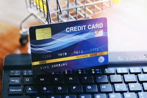 pago en línea tarjeta de crédito en el teclado y fondo de carrito de compras compras tecnología en línea y pago con tarjeta de crédito foto