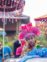 niño aburrido en el desfile del festival poi cantó largo, mae hong son, tailandia. foto