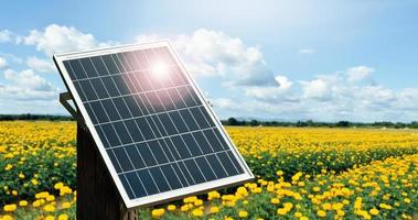 panel fotovoltaico, nueva tecnología para almacenar y utilizar la energía de la naturaleza con la vida humana, la energía sostenible y el concepto de amigo del medio ambiente. foto
