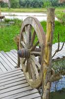 viejo carro de ruedas decoración de madera en la casa del jardín foto