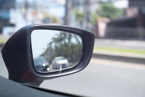 objeto para el color rojo claro de la cola del coche del mundo virtual del metaverso sobre fondo negro para los clientes. uso de papel tapiz o fondo para el transporte o la tecnología de automóviles de automóviles del futuro foto