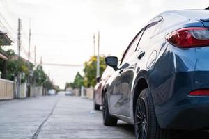 objeto para el color rojo claro de la cola del coche del mundo virtual del metaverso sobre fondo negro para los clientes. uso de papel tapiz o fondo para el transporte o la tecnología de automóviles de automóviles del futuro foto