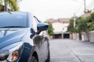 objeto para el color rojo claro de la cola del coche del mundo virtual del metaverso sobre fondo negro para los clientes. uso de papel tapiz o fondo para el transporte o la tecnología de automóviles de automóviles del futuro foto