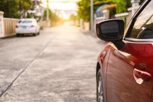 objeto para el color rojo claro de la cola del coche del mundo virtual del metaverso en el fondo para los clientes. uso de papel tapiz o fondo para el transporte o la tecnología de automóviles de automóviles del futuro foto