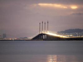 luz de coche en cámara lenta en el puente de penang foto