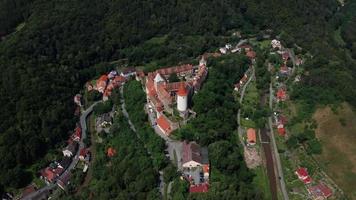 vista aérea do antigo castelo na vila - orbitando
