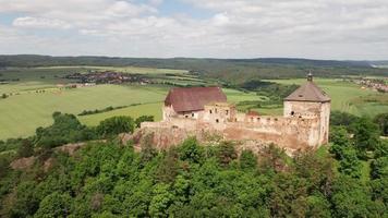 luchtfoto van het oude kasteel - in een baan om de aarde video