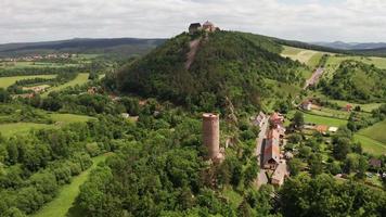 vue aérienne d'une tour et d'un vieux château sur la colline