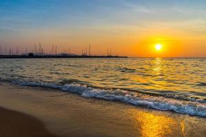 hermosa puesta de sol sobre el mar en pattaya tailandia foto