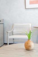 Jarrón de cerámica o porcelana con decoración vegetal en la mesa de la sala de estar foto