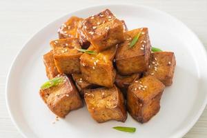 tofu frito con sésamo blanco y salsa teriyaki foto