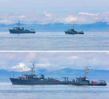 dragaminas naval en la bahía de avacha en kamchatka. foto