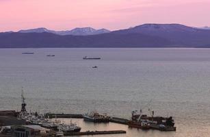 barcos de pesca en el puerto de petropavlovsk-kamchatsky en el océano pacífico foto