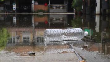 garrafas de plástico flutuantes inundaram as ruas da aldeia. video