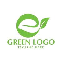 logo vegetal verde con hoja verde y zanahoria vector