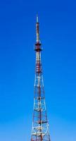 torre de telecomunicaciones en el cielo azul foto