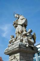 poznan, polonia, 2014. estatua de st. juan nepomuceno en poznan foto