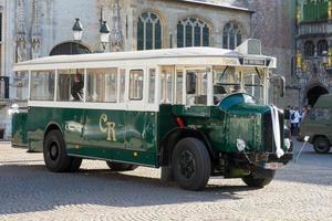 brujas, bélgica, 2015. viejo autobús en la plaza del mercado de brujas foto