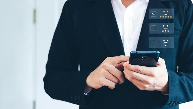 el usuario de hombres de negocios califica la experiencia del servicio en la aplicación en línea, el concepto de encuesta de retroalimentación de satisfacción de revisión del cliente. foto