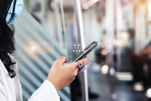 las usuarias de empresarias califican la experiencia de servicio en la aplicación en línea, el concepto de encuesta de retroalimentación de satisfacción de revisión del cliente. foto