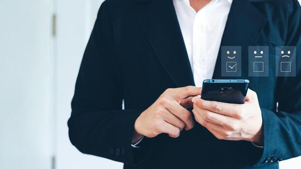 los hombres de negocios están eligiendo la pantalla en el icono de la carita sonriente feliz para dar satisfacción en el servicio, el servicio al cliente y el concepto de satisfacción, calificando muy impresionados. foto