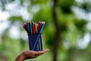 imágenes de mano y lápiz, concepto de educación de color de fondo verde con espacio de copia foto