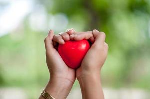 imágenes de mano y mano y corazones rojos y amor concepto de día de san valentín con espacio de copia foto