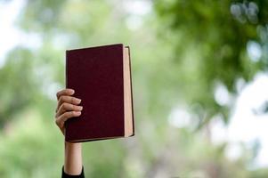 concepto de educación de imágenes y libros de mano con espacio de copia foto