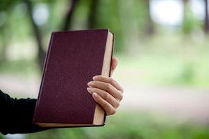 concepto de educación de imágenes y libros de mano con espacio de copia foto