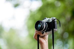 concepto de fotografía de tomas de mano y cámara con espacio de copia foto