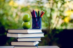 la imagen del libro se coloca sobre la mesa, enseñando el concepto de educación de materiales con espacio de copia foto