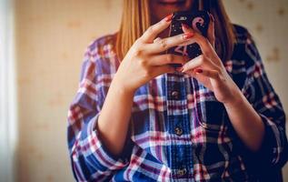 concepto de negocio de imágenes de mano y teléfono y trabajo en equipo con espacio de copia foto