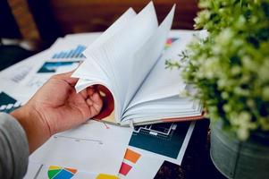 el escritorio y el gráfico se colocan en el escritorio de negocios. concepto de negocio con espacio de copia foto