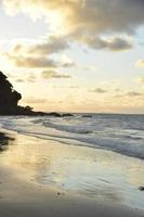colorida puesta de sol en la playa del océano con cielo azul foto