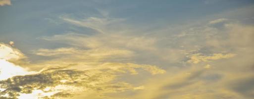 fondo de cielo con nubes. naturaleza abstracta, el cielo amarillo con algunas nubes da una sensación de luminosidad, apertura y aireación foto