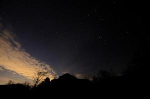 roca negra y estrellas foto