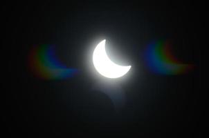 eclipse solar brillante con reflejo foto