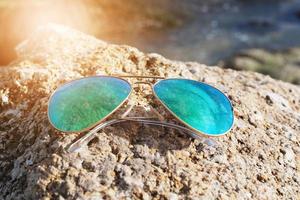 viajes de vacaciones de playa de verano de moda con gafas de sol foto