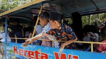 20 de marzo de 2022 en la regencia de cianjur, java occidental, indonesia, los niños conducen un automóvil odong-odong. odong-odong es un paseo que funciona con monedas para niños pequeños foto