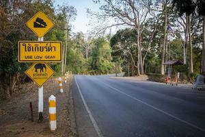 cuidado con los elefantes, señal de carretera al parque nacional de khao yai, tailandia. foto