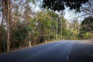 camino al parque nacional khao yai tailandia. foto