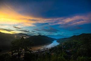 río salween en ban mae sam laep, distrito de sop moei, provincia de mae hong son entre tailandia y la frontera de myanmar en el crepúsculo. foto