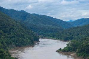 río salween en la provincia de mae hong son entre tailandia y la frontera de myanmar foto