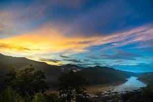 río salween en ban mae sam laep, distrito de sop moei, provincia de mae hong son entre tailandia y la frontera de myanmar en el crepúsculo. foto