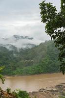 río salween en la provincia de mae hong son entre tailandia y la frontera de myanmar foto
