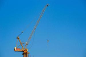 la grúa de construcción está trabajando en el cielo azul. foto